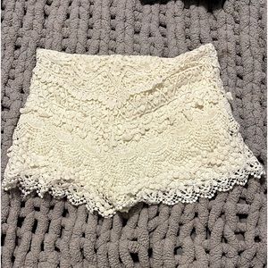 Kimchi blue Anthropologie white ivory cropped lace shorts size s / 4 EUC